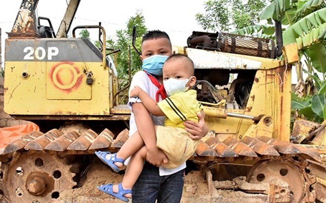 Nam sinh lớp 4 kịp thời cứu em bé 2 tuổi rơi xuống ao cá