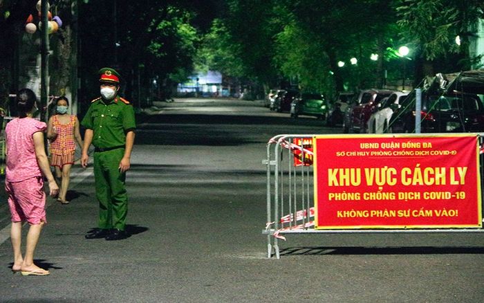 Chùm ảnh: Dỡ bỏ phong tỏa, kiểm soát nghiêm khu vực cách ly y tế tại 'ổ dịch' Văn Chương, Văn Miếu