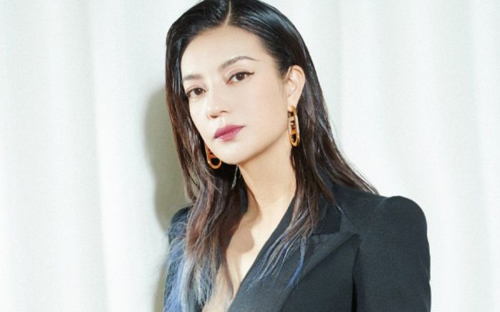 Sau hơn nửa tháng bị 'phong sát ngầm', Triệu Vy bất ngờ có động thái lạ trên Weibo