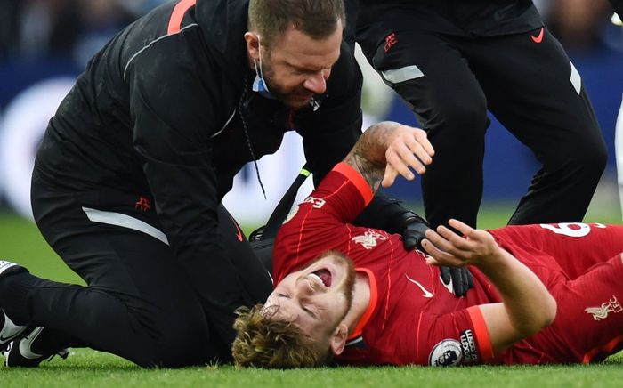 Cận cảnh sao trẻ Liverpool chấn thương rùng rợn sau cú xoạc bóng của đối thủ