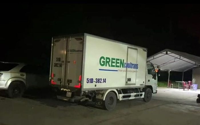 Xe đông lạnh 'nhét' 15 người cùng hành lý để 'thông chốt', một số người có dấu hiệu khó thở, vã mồ hôi