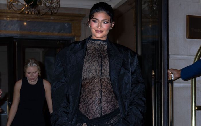 Kylie Jenner bụng bầu vượt mặt khiến fan tranh cãi vì style khó đỡ