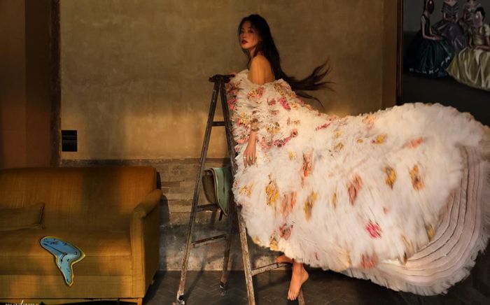 Thư Kỳ lộng lẫy khoác toàn váy Haute Couture trên tạp chí số Kim Cửu