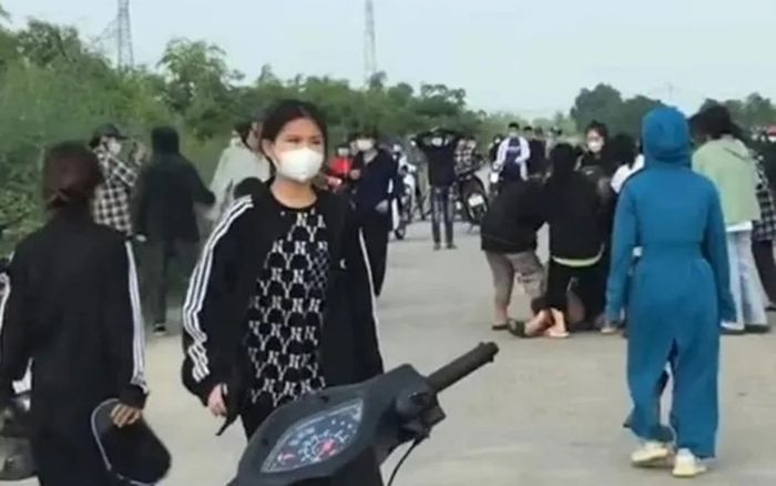 Công an Ninh Bình thông tin vụ hàng chục nữ sinh cầm mũ bảo hiểm, gậy sắt lao vào 'hỗn chiến'