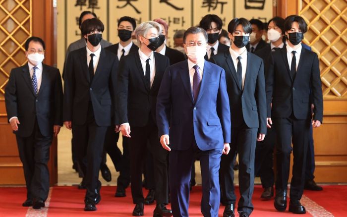 BTS xuất hiện cùng Tổng thống Moon Jae In trong lễ bổ nhiệm Đặc phái viên Văn hoá Tương lai