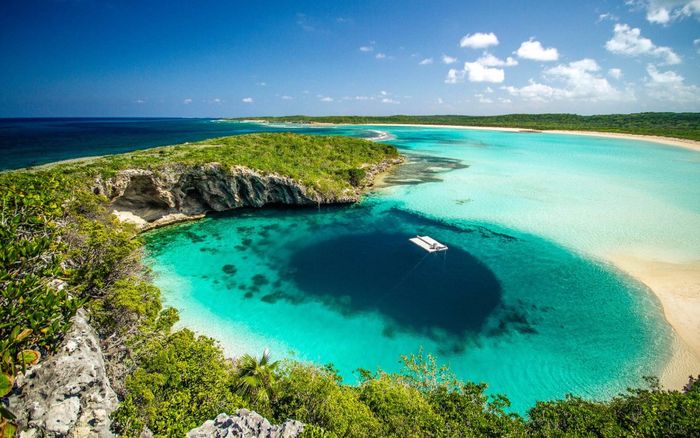 Như lạc vào tiên cảnh với 6 hố tự nhiên đẹp nhất trên thế giới