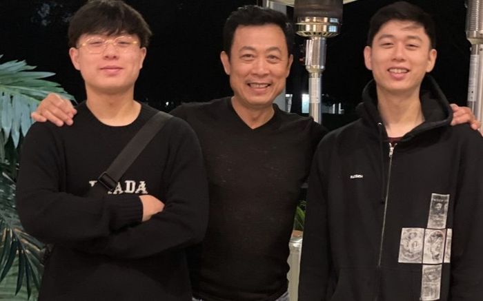 Vân Sơn đăng ảnh 'ngày ấy - bây giờ' của hai quý tử, điển trai phong độ chẳng hề kém cạnh bố