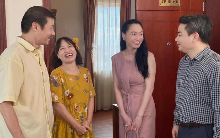 Hé lộ phân cảnh hai bên sui gia nhà Mạnh Trường - Phương Oanh tay bắt mặt mừng, thù hận được xóa bỏ?