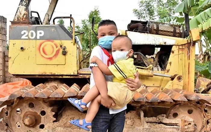 Sở GD&ĐT Hà Tĩnh tặng giấy khen cho nam sinh lớp 4 dũng cảm cứu bé trai 2 tuổi bị đuối nước