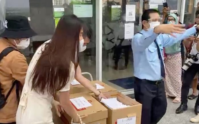 Công Vinh - Thủy Tiên livestream sao kê trước ngân hàng liên tục bị bảo vệ nhắc nhở, yêu cầu giải tán