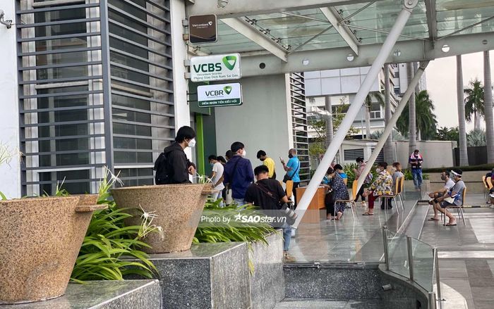 Khung cảnh Vietcombank trước 'giờ G' Thủy Tiên - Công Vinh sao kê tiền từ thiện