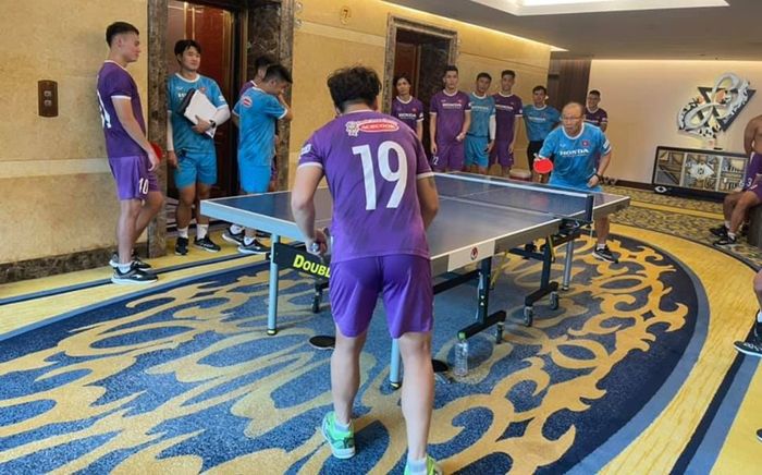 Thầy Park căng thẳng khi đấu bóng bàn với Quang Hải