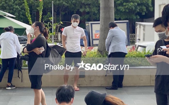 Công Vinh - Thủy Tiên lộ diện tại ngân hàng để tiến hành sao kê tiền từ thiện