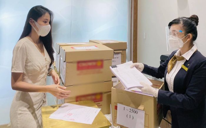 Thủy Tiên thông báo đã nhận được sao kê, với rất nhiều thùng giấy, có cả báo chí chứng kiến