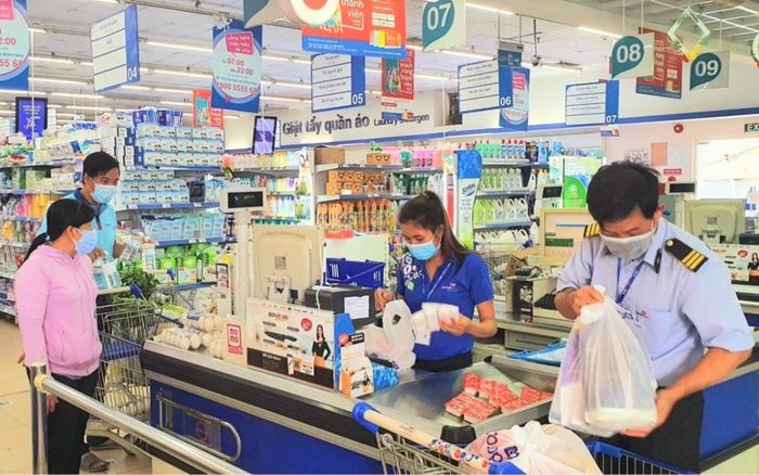 Cuộc sống bình thường mới tại 'vùng xanh' ở TP.HCM: Đường phố nhộn nhịp, nhiều cửa hàng mở cửa trở lại