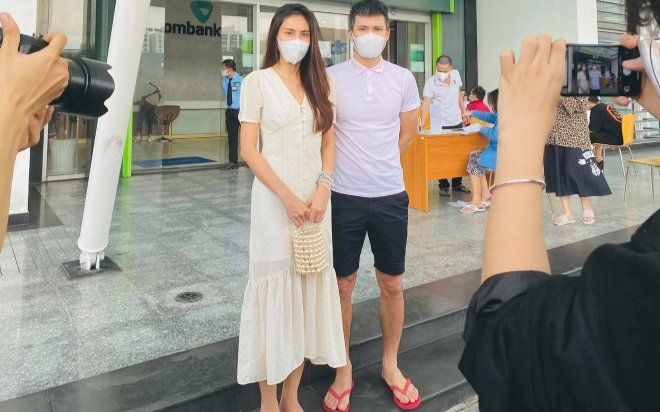 Công Vinh khiến netizen 'ngán ngẩm' style 'thời trang phang thời tiết' khi đi livestream công khai sao kê