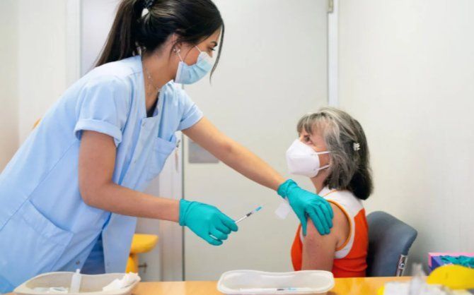 Sự thật về mũi tiêm vaccine Covid-19 tăng cường