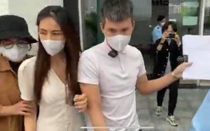 Công Vinh liên tục 'cướp diễn đàn livestream' trước ngân hàng, bảo Thủy Tiên: 'Em không biết gì'