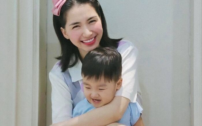 Quý tử nhà Hòa Minzy 'đốn tim' dân mạng khi động viên bác lao công trong mùa dịch