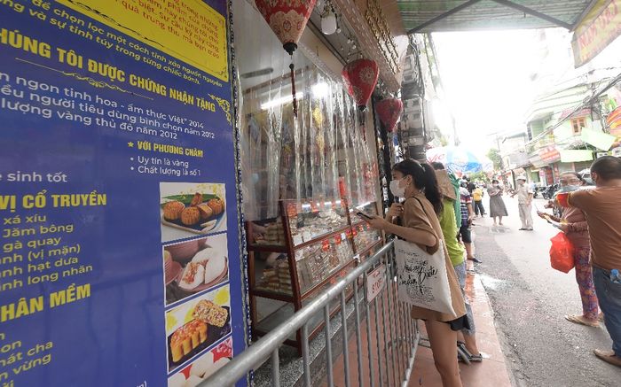 Hà Nội: Người dân xếp hàng dài, kiên nhẫn chờ mua bánh trung thu tại 'vùng xanh'