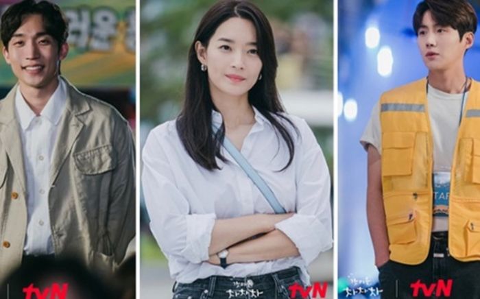 'Hometown Cha Cha Cha' tập: Mặc kệ người thứ ba, Shin Min Ah và Kim Seon Ho vẫn 'bắn thính' tung tóe