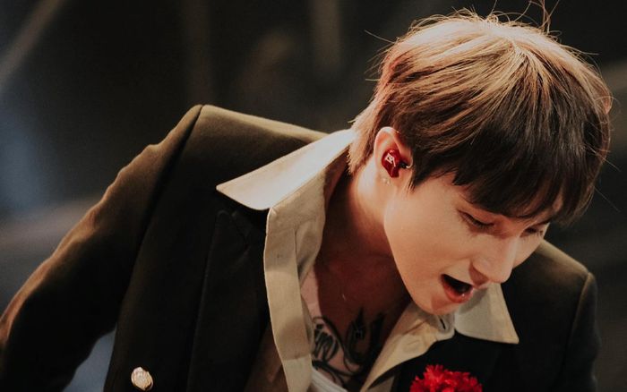 Đang hát hăng say, Sơn Tùng bất ngờ 'đứng hình' khi fan nữ tiến lên sân khấu làm điều này