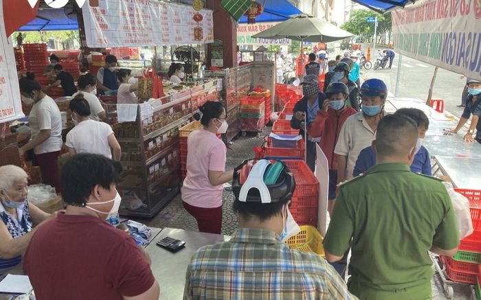 TP.HCM: Xử lý trách nhiệm cán bộ nếu xảy ra tình trạng người dân tụ tập đông đúc để mua bánh trung thu