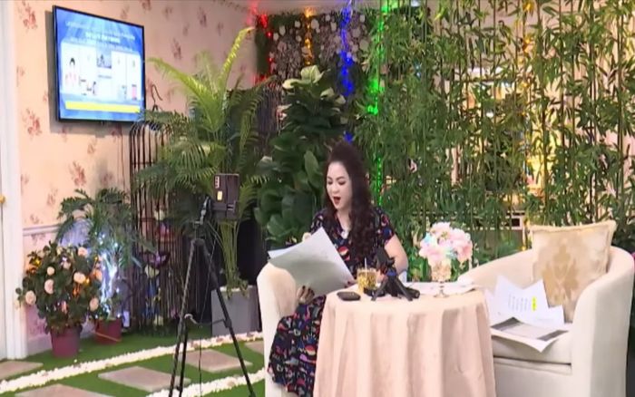 Nhắc đến văn bản 'tạm khóa báo có', bà Phương Hằng khẳng định cả ngân hàng và Thủy Tiên đều hợp pháp