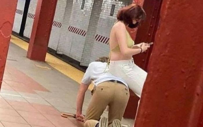 Ngồi lên lưng bạn trai giữa ga tàu điện ngầm và quay clip 'khoe' TikTok, cô gái nhận lại phản ứng bất ngờ