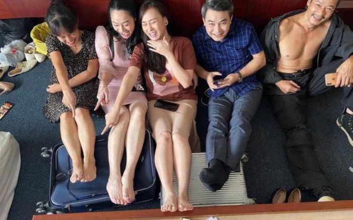 Cười tươi rói chụp ảnh, Phương Oanh 'Hương vị tình thân' bị fan hỏi có mặc quần không thế?