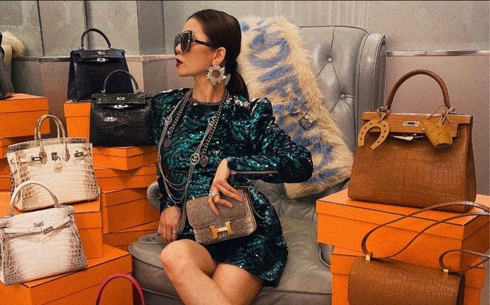 Lệ Quyên ngồi như 'bà hoàng' giữa bộ sưu tập túi hiệu 'sương sương' hàng chục tỷ đồng