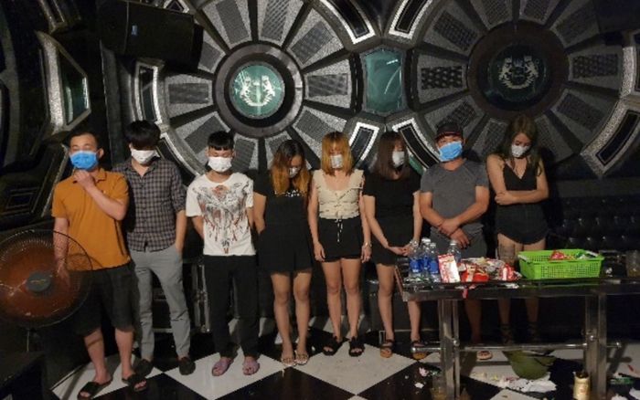 17 nam nữ tụ tập hát trong phòng VIP quán karaoke bất chấp dịch bệnh Covid-19