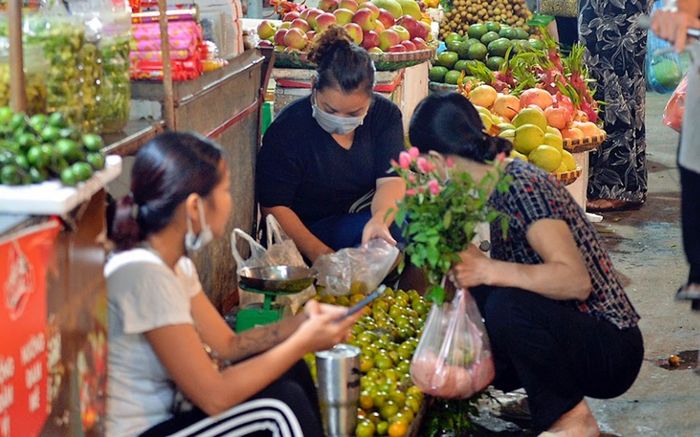 Người dân Hà Nội tấp nập đi chợ từ tờ mờ sáng trong ngày đầu nới lỏng giãn cách
