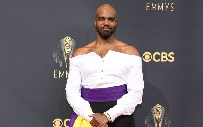 Sao nam Hollywood mặc đồ trễ nải lên thảm đỏ Emmys 2021 gây sốt toàn thế giới
