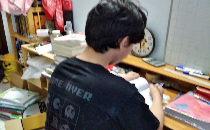 Con trai đỗ trường Y, người mẹ làm tạp vụ vay tiền công ty rồi nghẹn ngào khi nhận tin vui bất ngờ