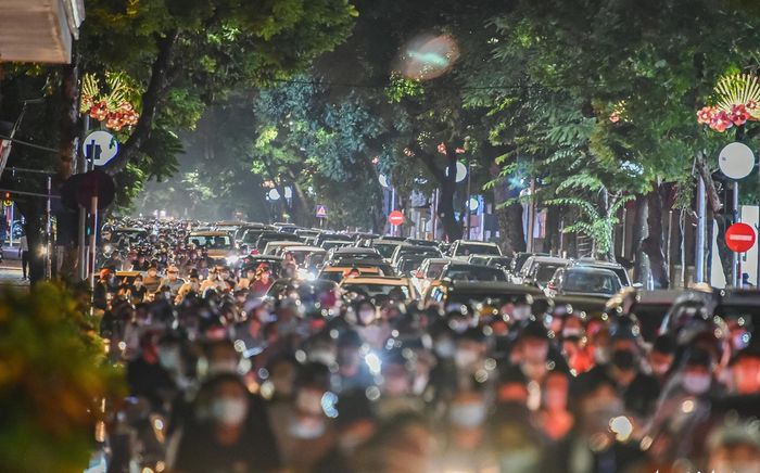 'Biển người' đổ xô lên phố cổ Hà Nội đi chơi Trung thu trong ngày đầu nới lỏng giãn cách
