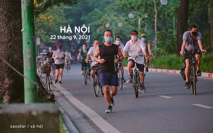 Nhiều người dân Hà Nội kéo nhau đi tập thể dục, đạp xe, khi vừa nới lỏng giãn cách