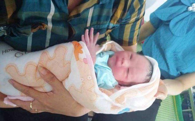 Phát hiện bé trai sơ sinh còn nguyên dây rốn bị bỏ rơi bên lề đường