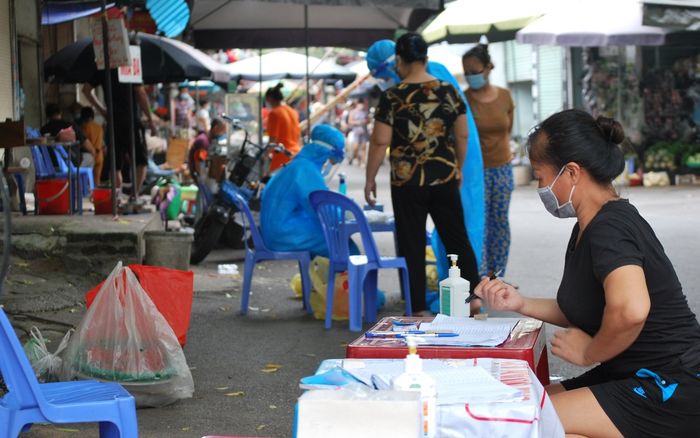 Hà Nội ghi nhận thêm 2 ca dương tính SARS-CoV-2 trong cộng đồng từng là thợ cắt tóc và nhân viên y tế