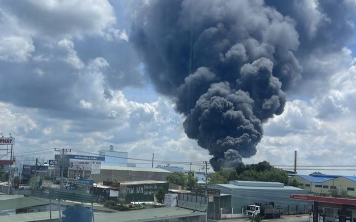 Công ty sản xuất mút xốp ở Bình Dương chìm trong biển lửa, cột khói đen bốc cao cả trăm mét