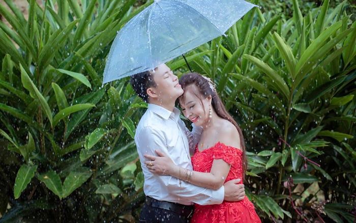 'Cô dâu 62 tuổi' kỉ niệm 3 năm ngày cưới với chồng trẻ: Phải style 'thanh xuân vườn trường' mới chịu!