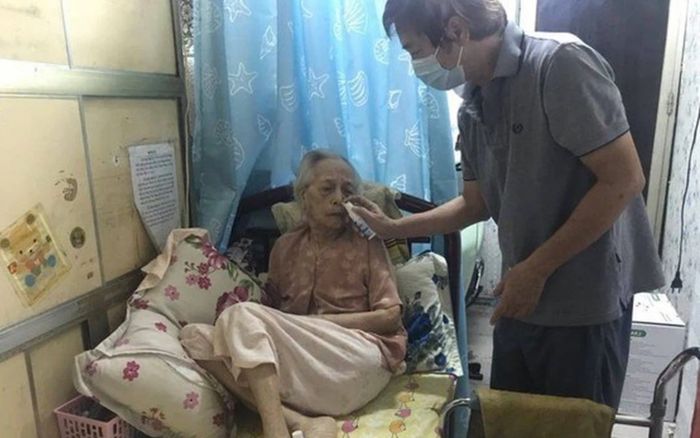 Cụ bà 99 tuổi 'đánh bại' hoàn toàn Covid-19 sau 15 ngày tự điều trị tại nhà