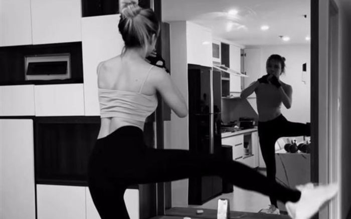 Chia sẻ khoảnh khắc tập tành, Thiều Bảo Trâm để lộ đôi chân gầy nhẳng