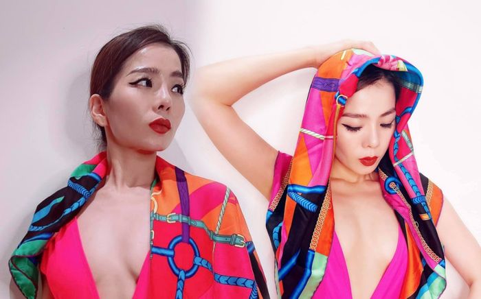 Thèm đi biển, Lệ Quyên mặc đồ bơi hồng chóe khoét sâu tận rốn 'sống ảo' ở nhà