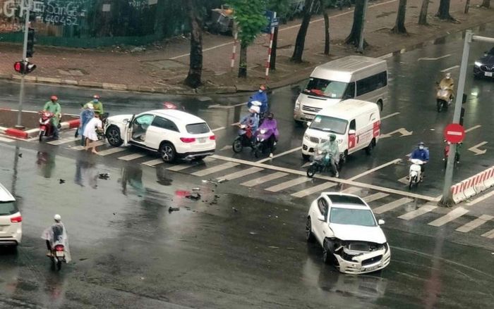 Sau pha vượt đèn đỏ, hai xe sang Mercedes GLC và Jaguar F-Pace tông nhau giữa ngã tư ở Hà Nội