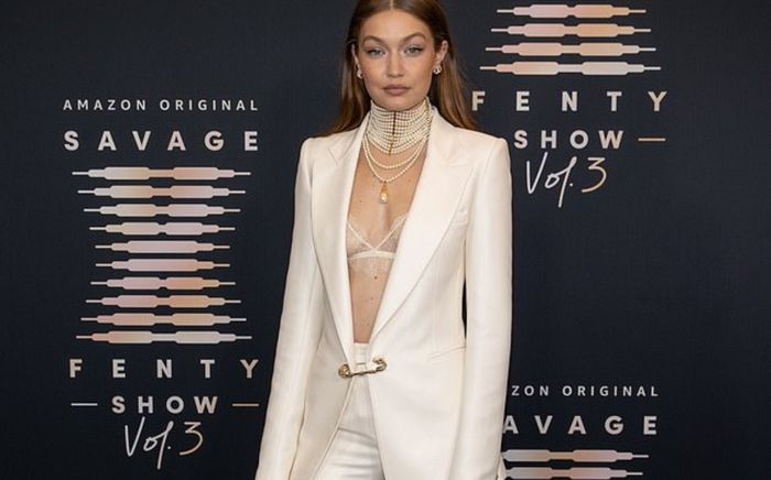 Nối tiếp Kendall, Gigi Hadid gây 'chấn động' với bộ suit hở nội y đẹp nghẹt thở