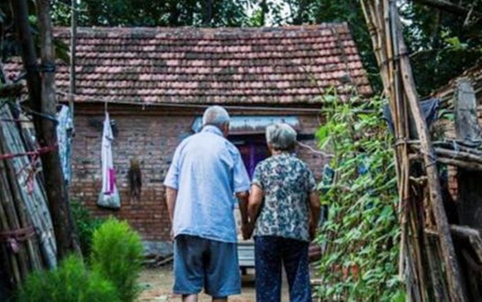 Con trai 'đi làm ăn xa' biệt tích 19 năm, cha mẹ già sửa sang bể phốt thì phát hiện sự thật đau lòng