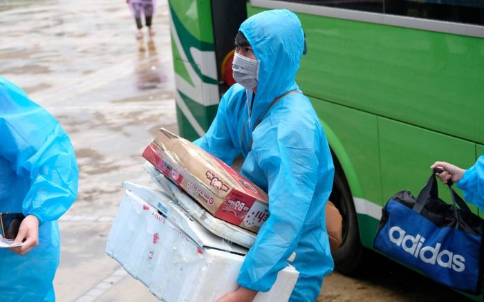 Hà Nội: Người dân phường Thanh Xuân Trung mặc đồ bảo hộ, đội mưa trở về nhà sau 21 ngày cách ly