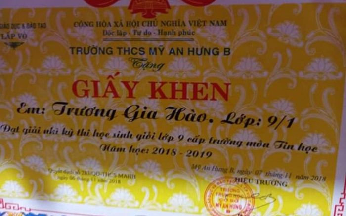 Bí mật 'động trời' đằng sau tấm giấy khen đạt giải nhì học sinh giỏi cấp trường của nam sinh lớp 9