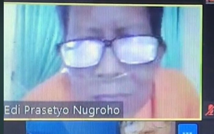 Thầy giáo không bao giờ bật camera khi dạy online, bỗng một ngày học trò phải khóc nghẹn khi biết sự thật